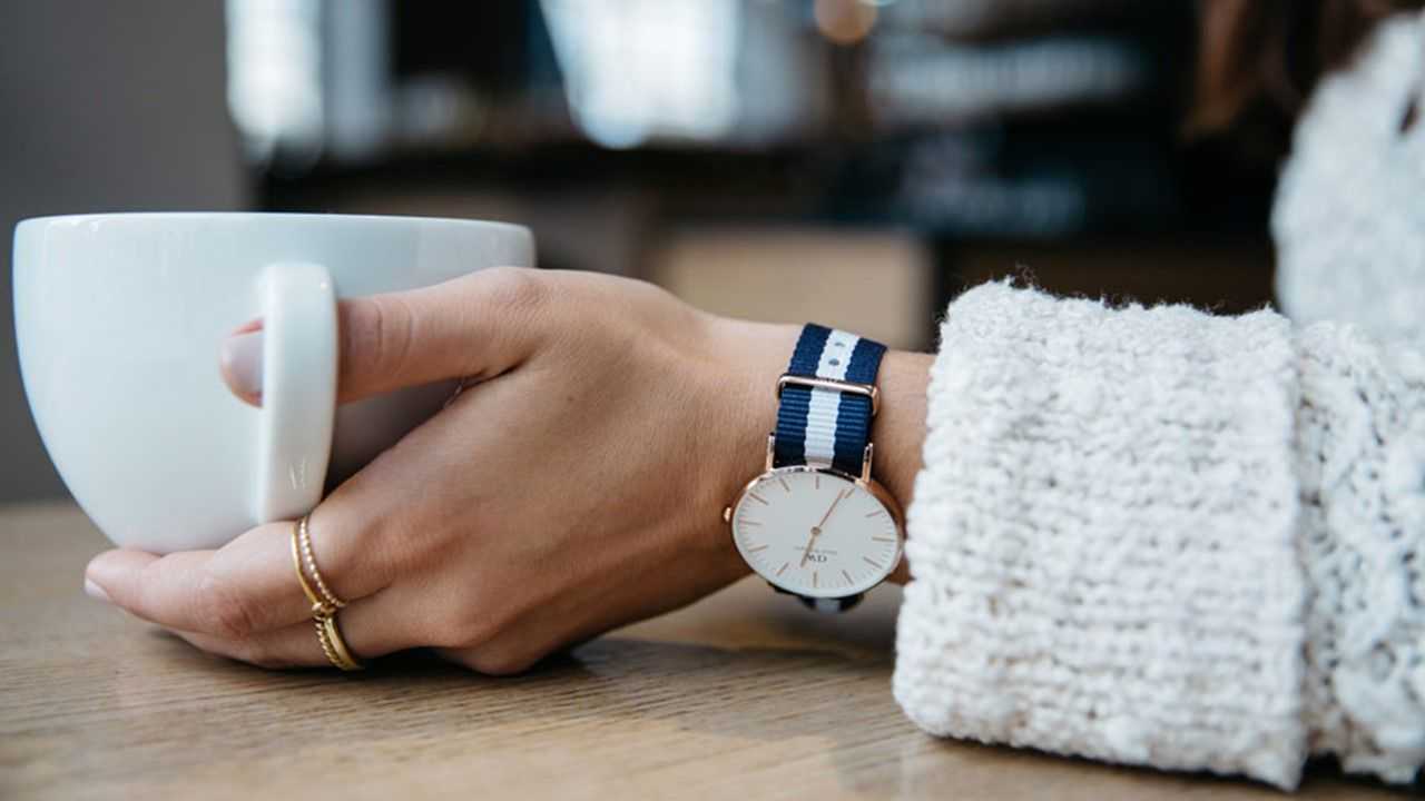 Holiday watch in english. Браслет Daniel Wellington Classic. Дэниел Веллингтон часы. Daniel Wellington часы женские. Daniel Wellington Glasgow 36 на руке.