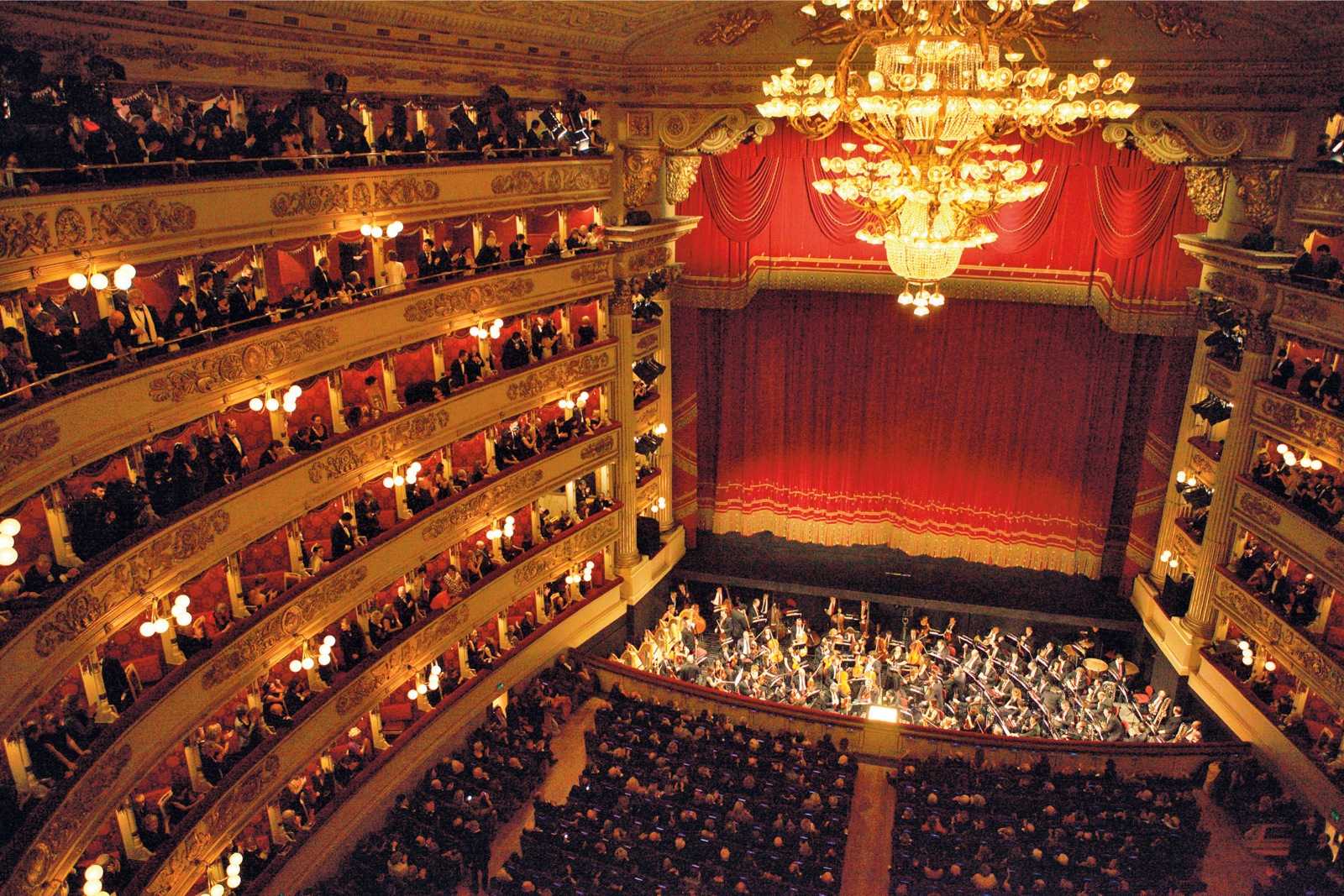 La scala. Италия театр ла скала. Ла скала Милан Италия. Миланский оперный театр ла скала. Театр оперы и балета ла скала в Милане.